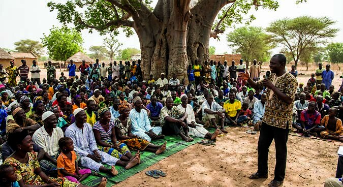 Séance communautaire de sensibilisation au Sénégal